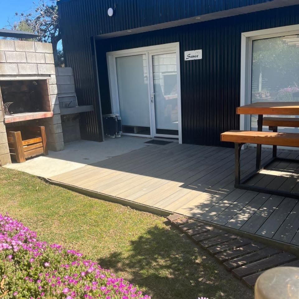 Exterior de una casa con deck