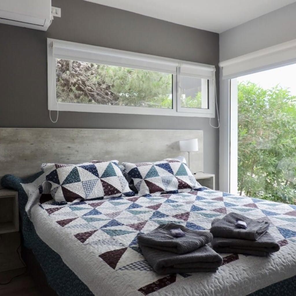 Dormitorio con ventanal