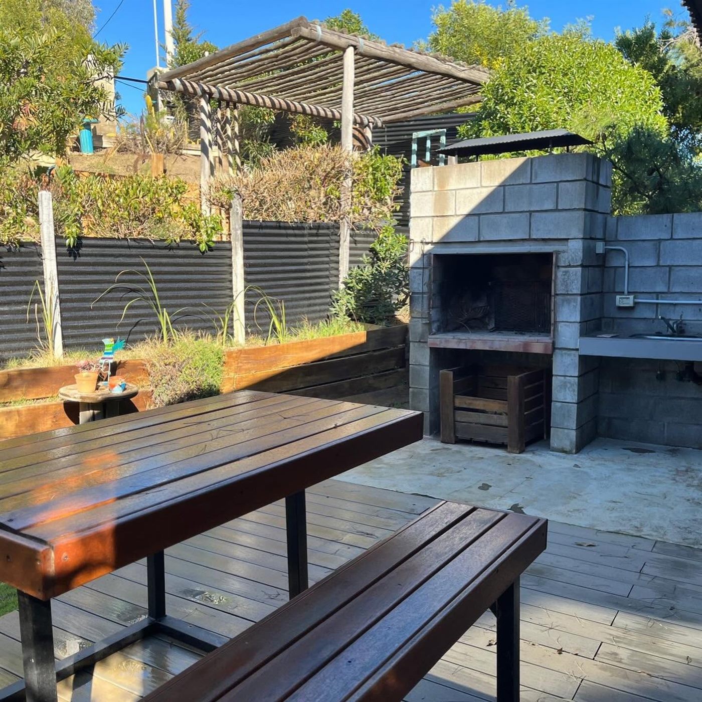 Parrilla bajo la pérgola